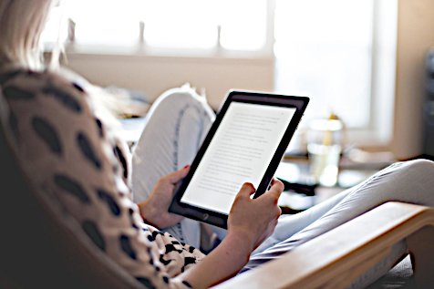 Mensch mit eBook-Reader in der Hand