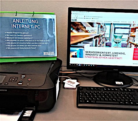 PC-Bildschirm mit Tastatur und Drucker